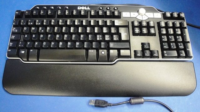 KEYBOARD, Lot of 2 DELL / SK-8135 9810 located at Provendum exhibition in Laussanne (the photo contains one of the item in stock) KEYBOARD, Lot of 2 DELL / SK-8135 (9810)