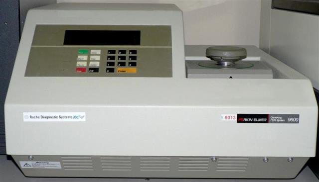 THERMOCYCLER PCR PERKIN ELMER APPLIED BIOSYSTEMS / GENEAMP 9600 9013 located at Provendum exhibition in Laussanne (the photo contains one of the item in stock) THERMOCYCLER PCR PERKIN ELMER APPLIED BIOSYSTEMS / GENEAMP 9600 (9013)