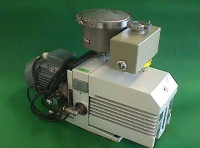 VACUUM PUMP LEYBOLD / TRIVAC D25B-DS (2396) 