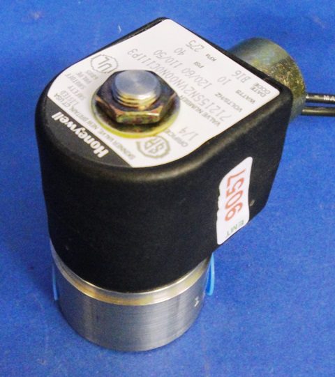 VACUUM VALVE HONEYWELL / 71215 SN2VNOONOC11 1 P3 9057 located at Provendum exhibition in Laussanne (the photo contains one of the item in stock) VACUUM VALVE HONEYWELL / 71215 SN2VNOONOC11 1 P3 (9057)