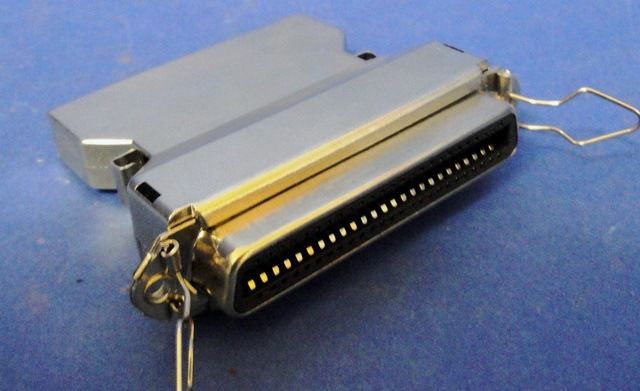 ADAPTATEUR SCSI I MALE FEMELLE  (9895) 