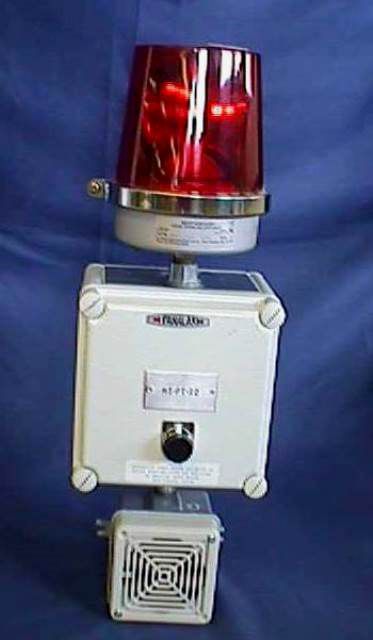 ALARME ANNONCEUR GIROPHARE PANALARM / HS-PT-22 80000 en exposition chez Provendum à Lausanne (la photo contient un des exemplaires en stock) ALARME ANNONCEUR GIROPHARE PANALARM / HS-PT-22 (80000)
