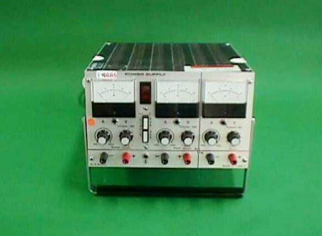 ALIMENTATION LABORATOIRE DC WITMER / IC-TRIPLE Z 4686 en exposition chez Provendum à Lausanne (la photo contient un des exemplaires en stock) ALIMENTATION LABORATOIRE DC WITMER / IC-TRIPLE Z (4686)
