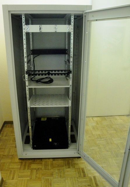 ARMOIRE INFORMATIQUE SECURISE 9755 en exposition chez Provendum à Lausanne (la photo contient un des exemplaires en stock) ARMOIRE INFORMATIQUE SECURISE (9755)