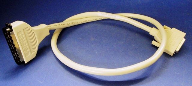 CABLE DB25 CENTRONICS, Lot de 8 ROLINE 9894 en exposition chez Provendum à Lausanne (la photo contient un des exemplaires en stock) CABLE DB25 CENTRONICS, Lot de 8 ROLINE (9894)