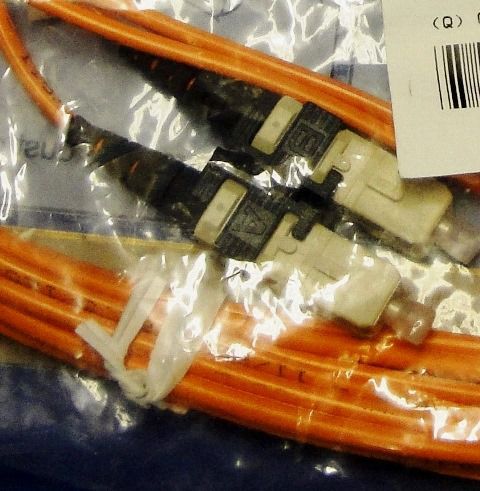 CABLE RESEAU OPTIQUE, Lot de 10 CORNING SIECOR / GOLD 9890 en exposition chez Provendum à Lausanne (la photo contient un des exemplaires en stock) CABLE RESEAU OPTIQUE, Lot de 10 CORNING SIECOR / GOLD (9890)