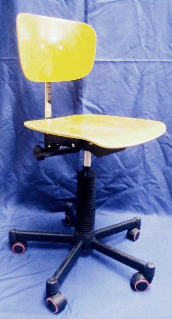 CHAISE ATELIER ROULETTE DAUPHIN / 9110 465 85 150 9928 en exposition chez Provendum à Lausanne (la photo contient un des exemplaires en stock) CHAISE ATELIER ROULETTE DAUPHIN / 9110 465 85 150 (9928)