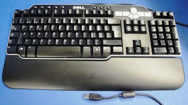 CLAVIER, Lot de 2 DELL / SK-8135 9810 en exposition chez Provendum à Lausanne (la photo contient un des exemplaires en stock) CLAVIER, Lot de 2 DELL / SK-8135 (9810)