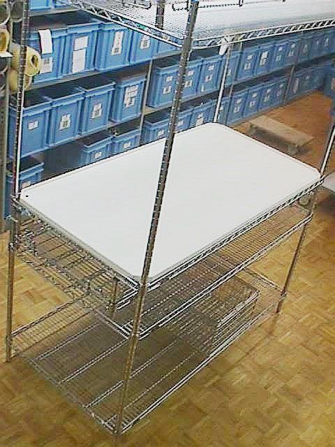 ETAGERE FIL FER METRO / SUPER BRECTA SHELF 20101 en exposition chez Provendum à Lausanne (la photo contient un des exemplaires en stock) ETAGERE FIL FER METRO / SUPER BRECTA SHELF (20101)