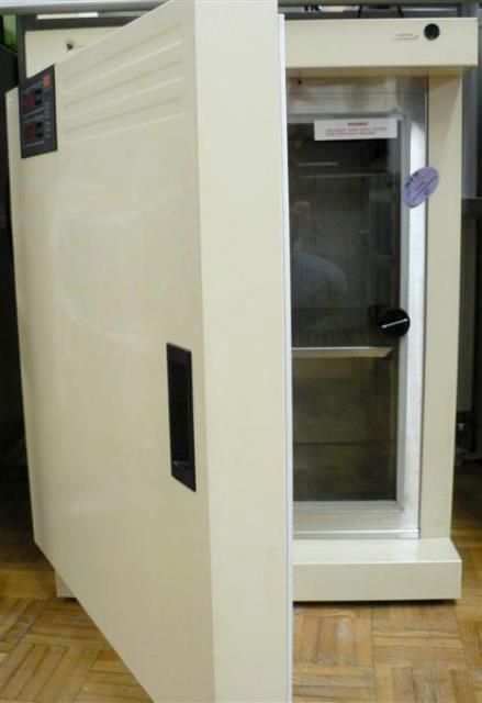 INCUBATEUR CO2 NAPCO / 5410 L 9070 en exposition chez Provendum à Lausanne (la photo contient un des exemplaires en stock) INCUBATEUR CO2 NAPCO / 5410 L (9070)