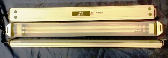 LAMPE NEON, Lot de 3 STOCKER YALE 9821 en exposition chez Provendum à Lausanne (la photo contient un des exemplaires en stock) LAMPE NEON, Lot de 3 STOCKER YALE (9821)