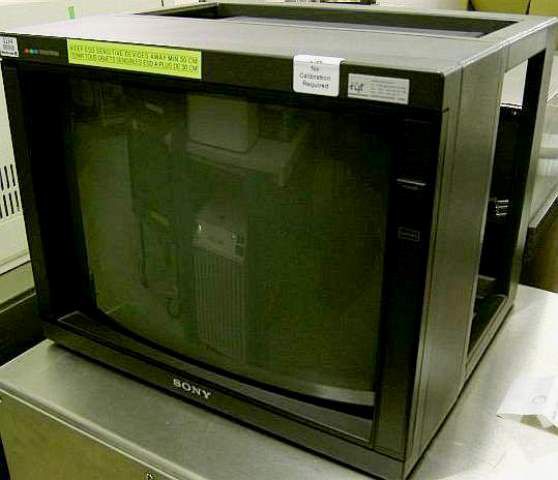 MONITEUR EVALUATION INDUSTRIELLE SONY / PVM 2130 QM 32223 en exposition chez Provendum à Lausanne (la photo contient un des exemplaires en stock) MONITEUR EVALUATION INDUSTRIELLE SONY / PVM 2130 QM (32223)