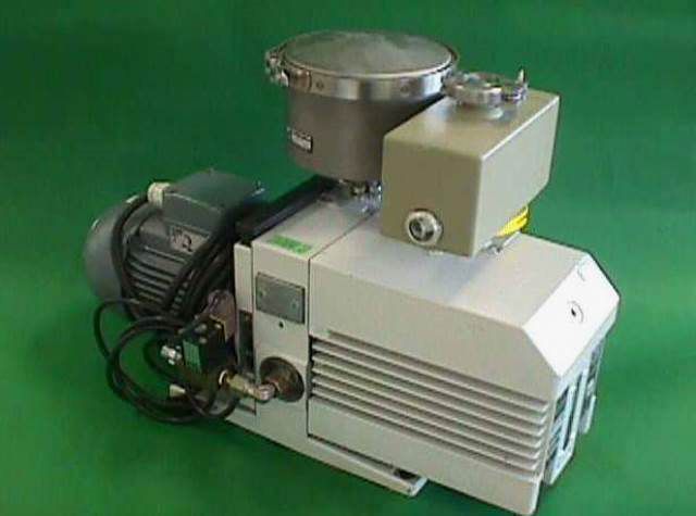 POMPE VIDE LEYBOLD / TRIVAC D25B-DS 2396 en exposition chez Provendum à Lausanne (la photo contient un des exemplaires en stock) POMPE VIDE LEYBOLD / TRIVAC D25B-DS (2396)