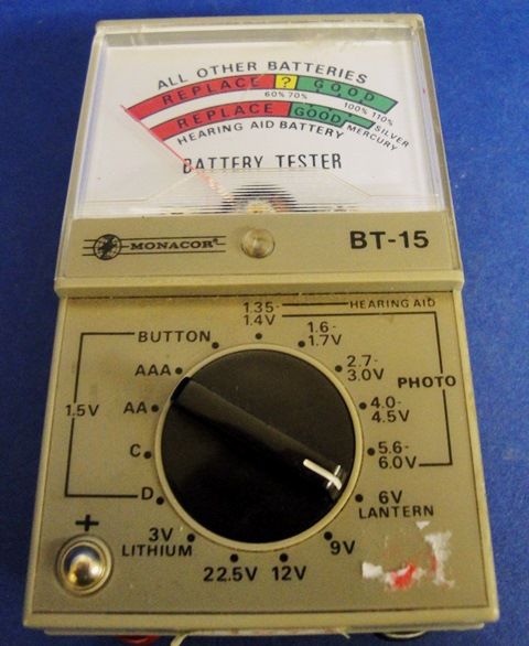 TESTEUR CHARGE MONACOR / BT-15 1071 en exposition chez Provendum à Lausanne (la photo contient un des exemplaires en stock) TESTEUR CHARGE MONACOR / BT-15 (1071)
