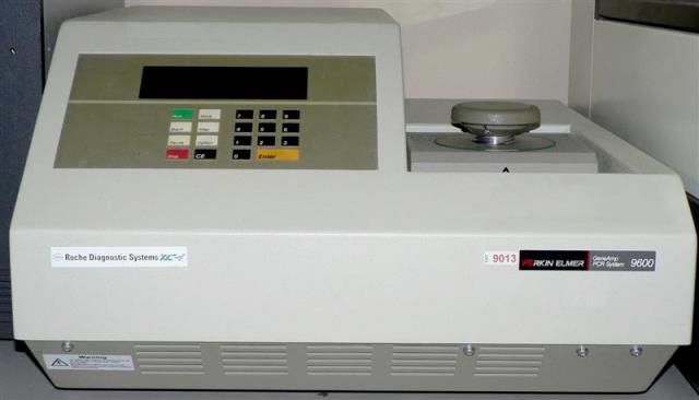 THERMOCYCLER PCR PERKIN ELMER APPLIED BIOSYSTEMS / GENEAMP 9600 9013 en exposition chez Provendum à Lausanne (la photo contient un des exemplaires en stock) THERMOCYCLER PCR PERKIN ELMER APPLIED BIOSYSTEMS / GENEAMP 9600 (9013)