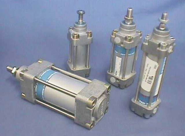 VERIN PNEUMATIQUE, Lot de 2 FESTO / 34973 DNG-32--PPV-A-S3 74668 en exposition chez Provendum à Lausanne (la photo contient un des exemplaires en stock) VERIN PNEUMATIQUE, Lot de 2 FESTO / 34973 DNG-32--PPV-A-S3 (74668)