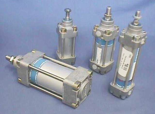 VERIN PNEUMATIQUE, Lot de 2 FESTO / 34974 DNG-40--PPV-A-S3 74671 en exposition chez Provendum à Lausanne (la photo contient un des exemplaires en stock) VERIN PNEUMATIQUE, Lot de 2 FESTO / 34974 DNG-40--PPV-A-S3 (74671)