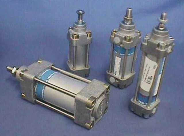 VERIN PNEUMATIQUE, Lot de 2 FESTO / 34976 DNG-63-50-PPV-H-S3 73576 en exposition chez Provendum à Lausanne (la photo contient un des exemplaires en stock) VERIN PNEUMATIQUE, Lot de 2 FESTO / 34976 DNG-63-50-PPV-H-S3 (73576)