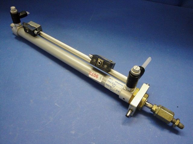 VERIN PNEUMATIQUE, Lot de 2 FESTO / 9331 DGS-16-300-PA 9073 en exposition chez Provendum à Lausanne (la photo contient un des exemplaires en stock) VERIN PNEUMATIQUE, Lot de 2 FESTO / 9331 DGS-16-300-PA (9073)