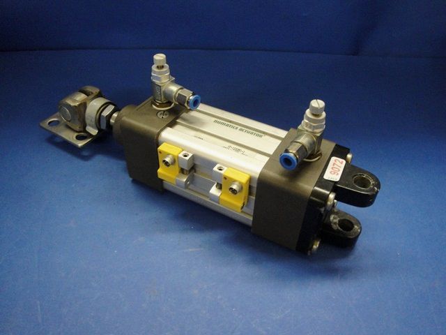 VERIN PNEUMATIQUE, Lot de 2 NUMATICS / N11537 IF-123351-1 9072 en exposition chez Provendum à Lausanne (la photo contient un des exemplaires en stock) VERIN PNEUMATIQUE, Lot de 2 NUMATICS / N11537 IF-123351-1 (9072)
