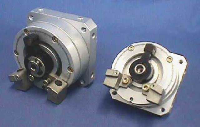VERIN PNEUMATIQUE OSCILLANT, Lot de 2 FESTO / DSM-32-270-P-CC 161748 73575 en exposition chez Provendum à Lausanne (la photo contient un des exemplaires en stock) VERIN PNEUMATIQUE OSCILLANT, Lot de 2 FESTO / DSM-32-270-P-CC 161748 (73575)