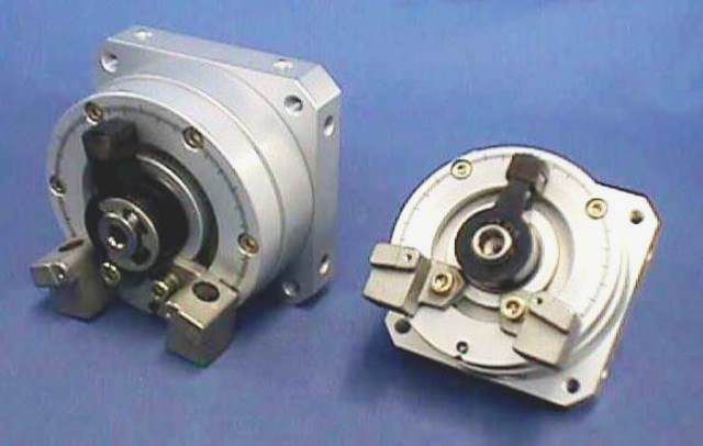 VERIN PNEUMATIQUE OSCILLANT, Lot de 2 FESTO / DSM-40-270-P-CC 161749 73574 en exposition chez Provendum à Lausanne (la photo contient un des exemplaires en stock) VERIN PNEUMATIQUE OSCILLANT, Lot de 2 FESTO / DSM-40-270-P-CC 161749 (73574)