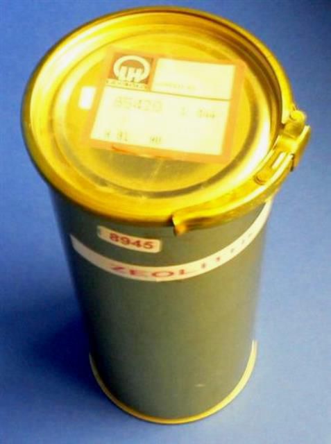 ZEOLITE ABSORPTION POMPE VIDE, Lot de 5 LEYBOLD / 85420 8945 en exposition chez Provendum à Lausanne (la photo contient un des exemplaires en stock) ZEOLITE ABSORPTION POMPE VIDE, Lot de 5 LEYBOLD / 85420 (8945)